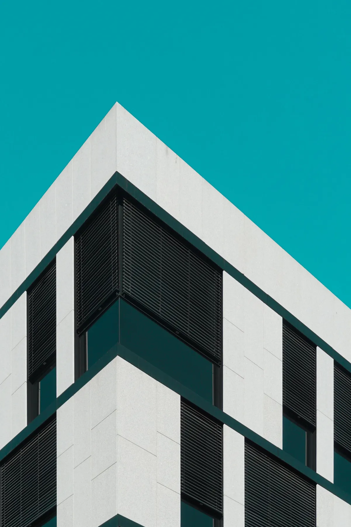Esquina blanca de la vivienda contra el cielo.