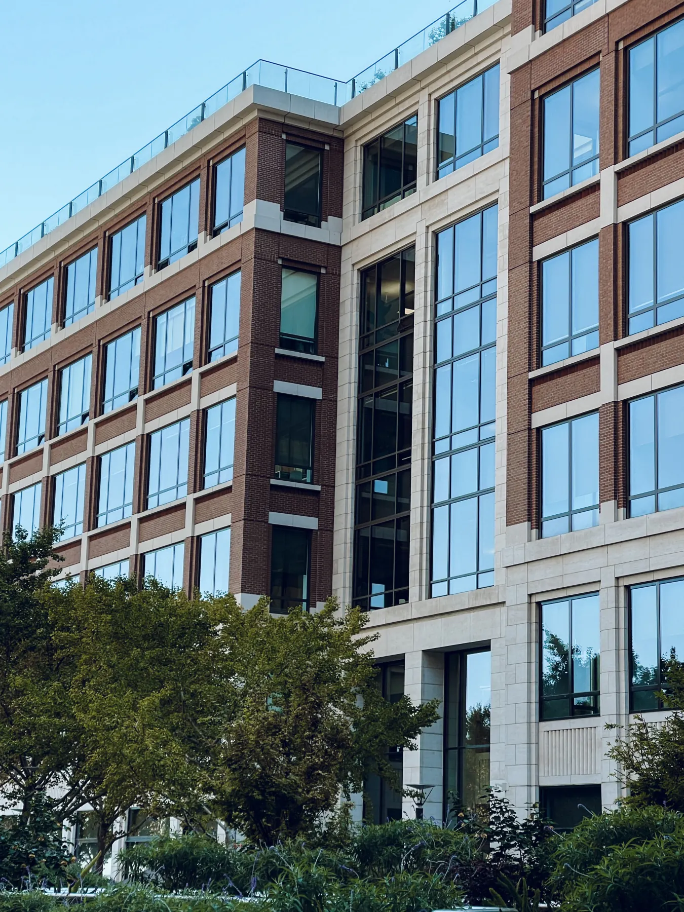 Fachada de ladrillo y vidrio del edificio de oficinas.