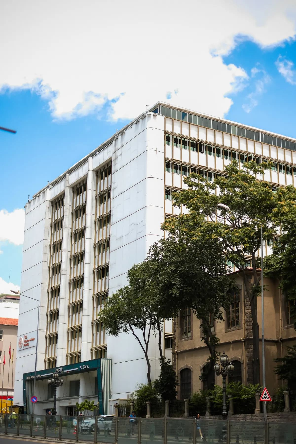 Fachada del bloque de oficinas rehabilitado, entre arbolado.